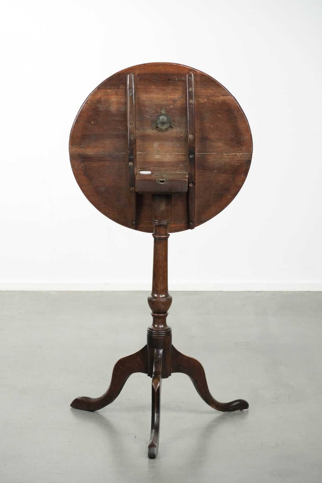 Subtle Antique English Oak Tilt Top Table / Side Table From The Early 19th Century With Beautiful Colors photo Furniture