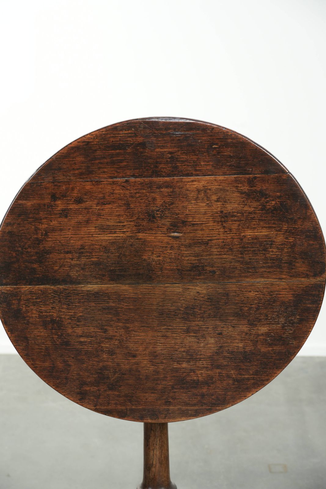 Subtle Antique English Oak Tilt Top Table / Side Table From The Early 19th Century With Beautiful Colors photo 585.0