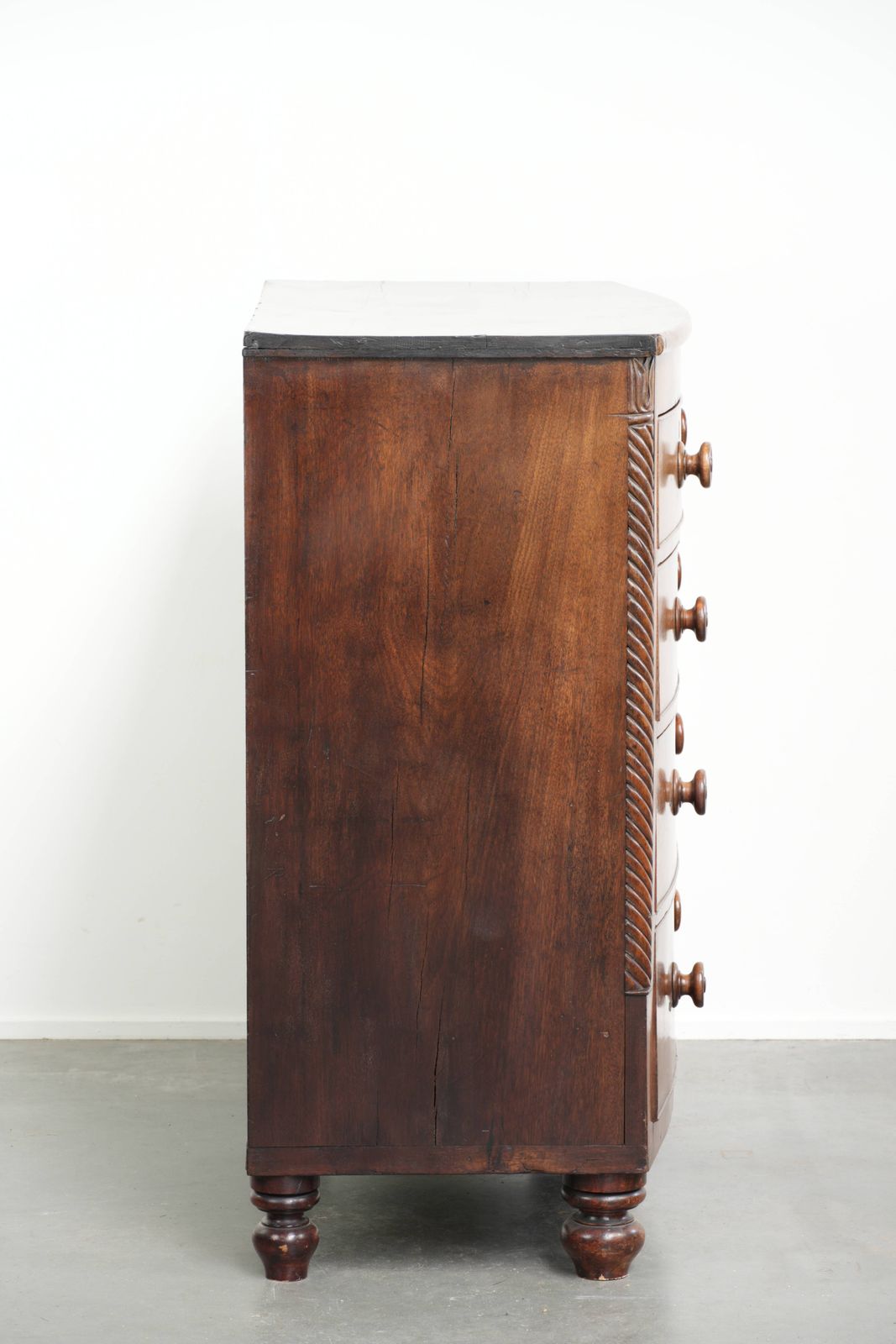 Grote Antieke Engelse Ladekast/Commode Met Boogfront En Sierlijke Details – 19e Eeuw photo for sale
