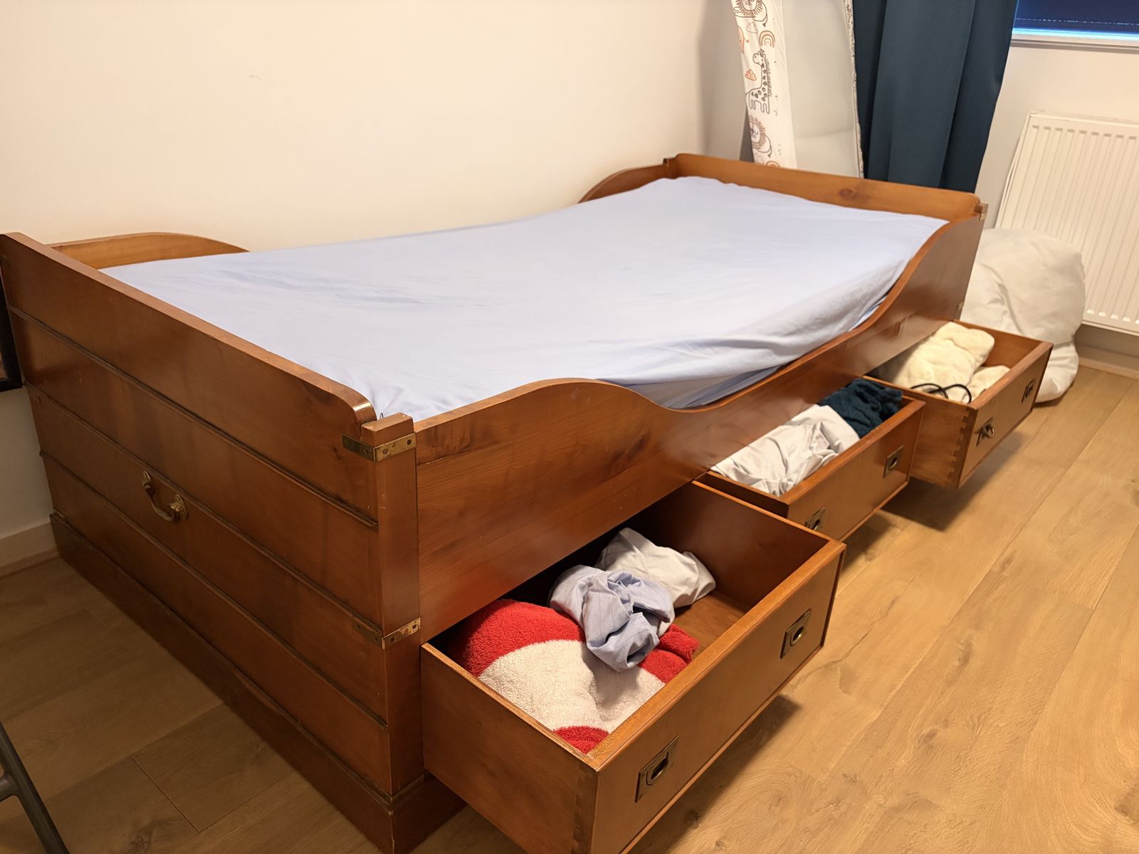 Simon Horn Solid Wood Sleigh Bed With Three Drawers – Vintage British Design photo vinterior