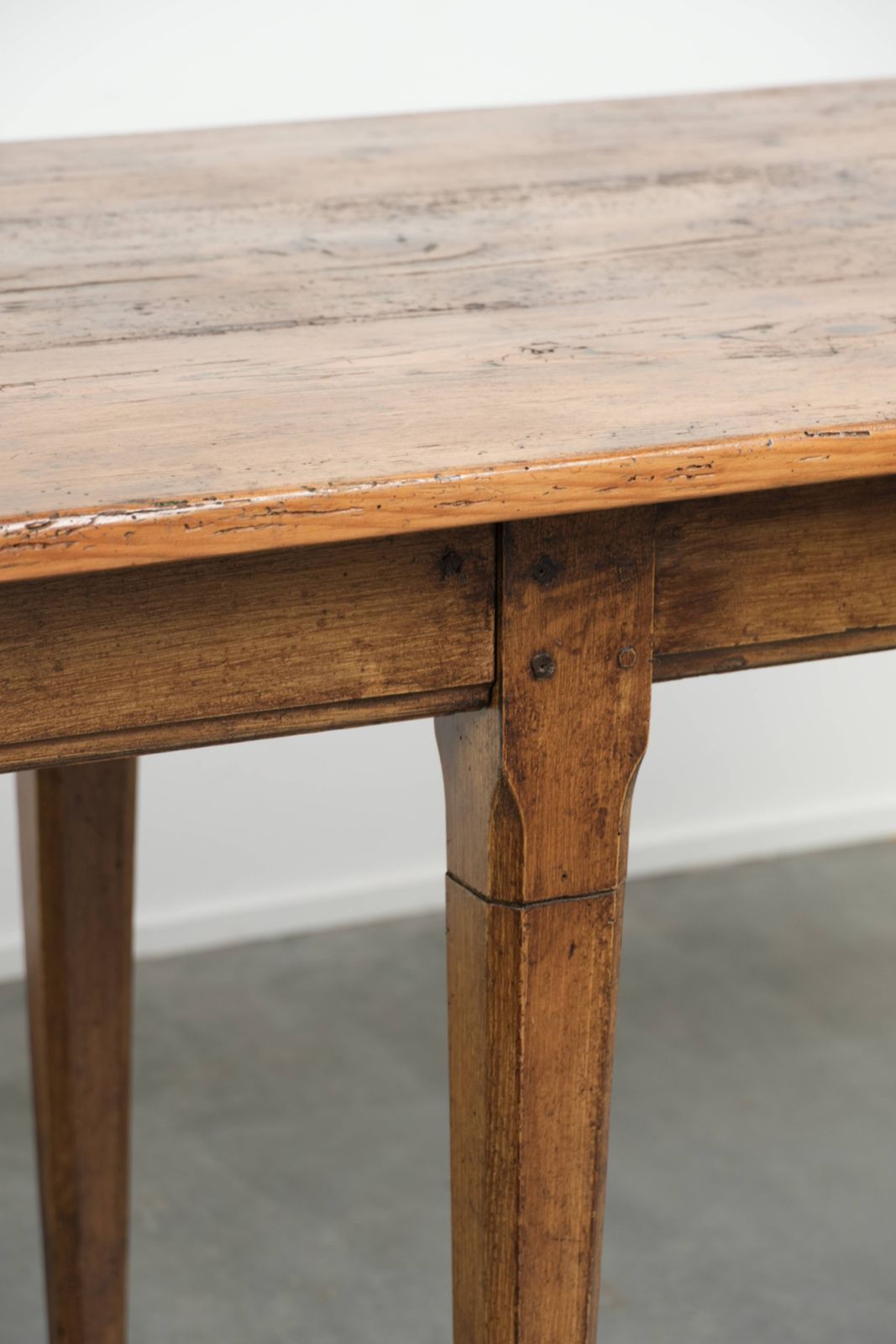 photo for sale Grote, Relatief Smalle Antieke Franse Boerenkeukentafel Van Grenenhout, Begin 19e Eeuw, Met Mooie Patina.