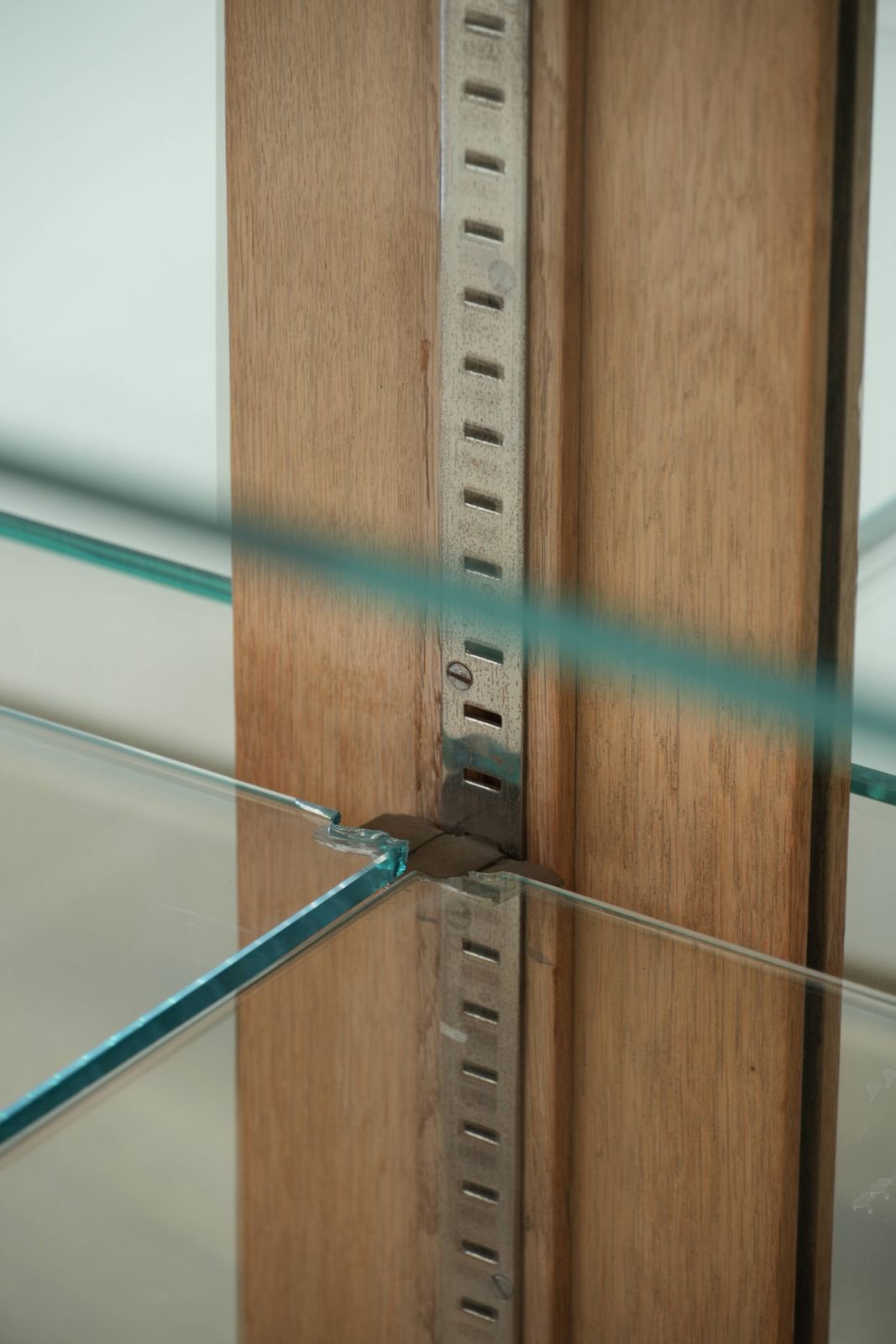photo furniture Antieke Nederlandse Eiken Vitrinekast Met 2 Deuren, Glazen Planken En Een Gespiegelde Achterwand