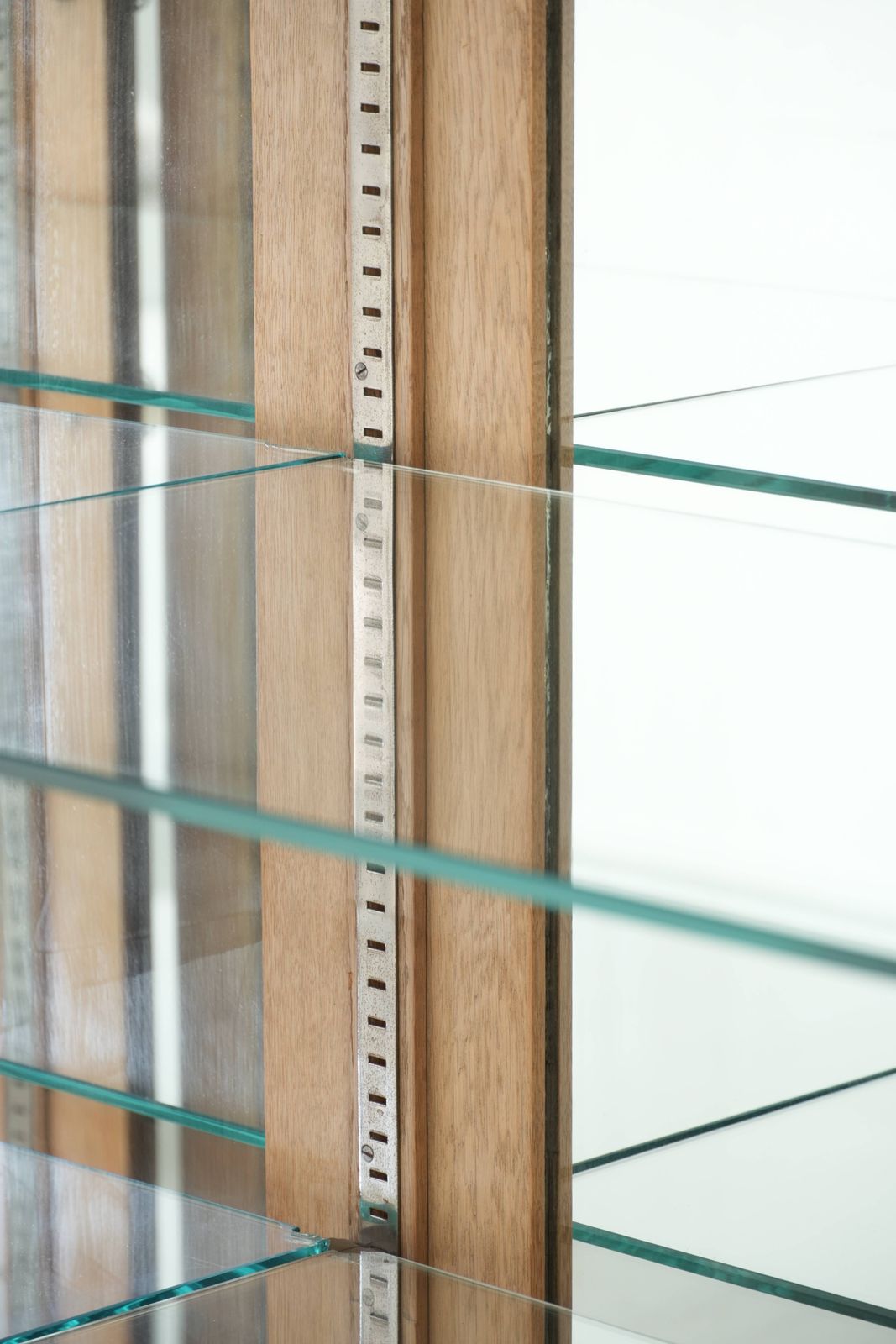 photo vintage Antieke Nederlandse Eiken Vitrinekast Met 2 Deuren, Glazen Planken En Een Gespiegelde Achterwand
