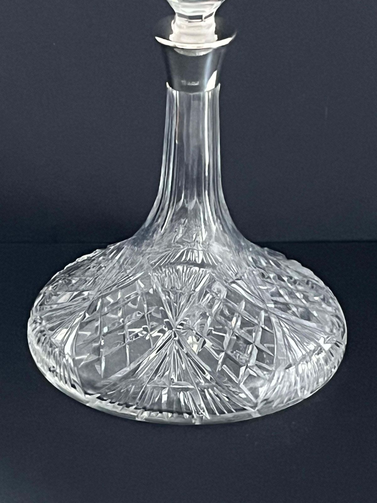 Scheepsdecanteerkaraf van geslepen kristal met zilveren halsring, inhoud één liter, ca. 1976 photo furniture