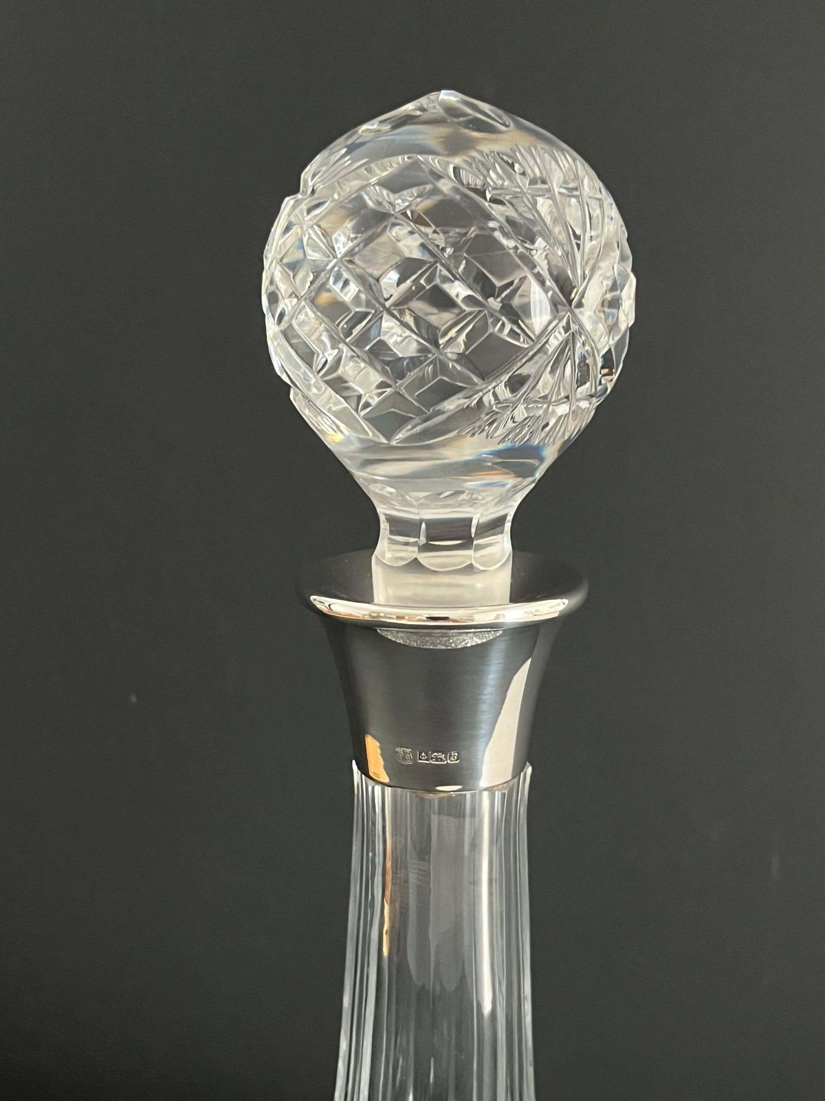 Scheepsdecanteerkaraf van geslepen kristal met zilveren halsring, inhoud één liter, ca. 1976 photo vinterior