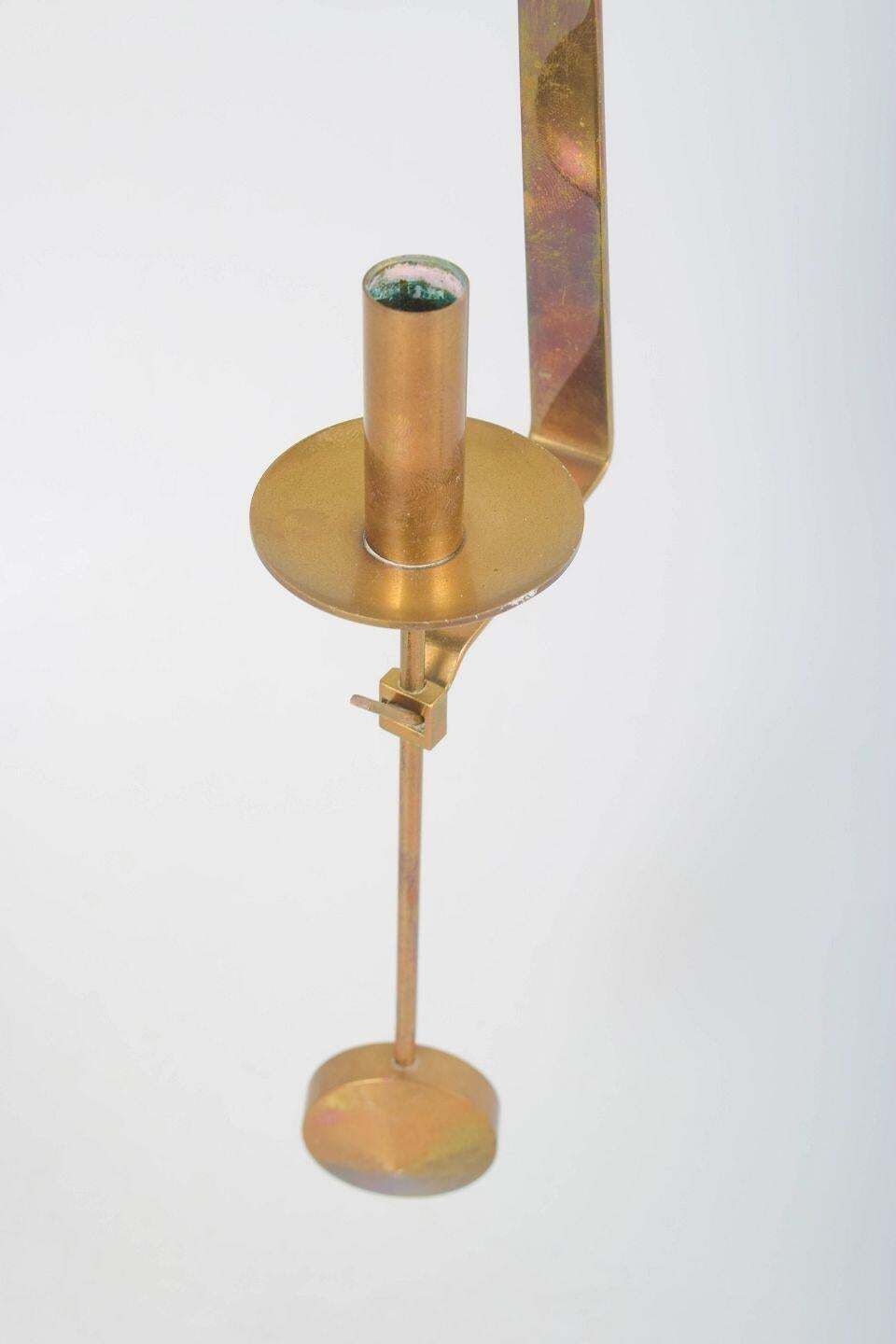 Pierre Forsell, Skultuna. Wandkandelaar in messing met slinger photo furniture
