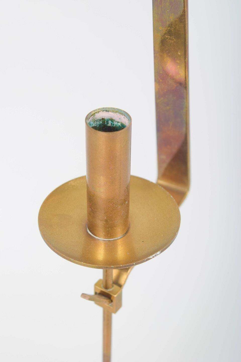 Pierre Forsell, Skultuna. Wandkandelaar in messing met slinger photo for sale