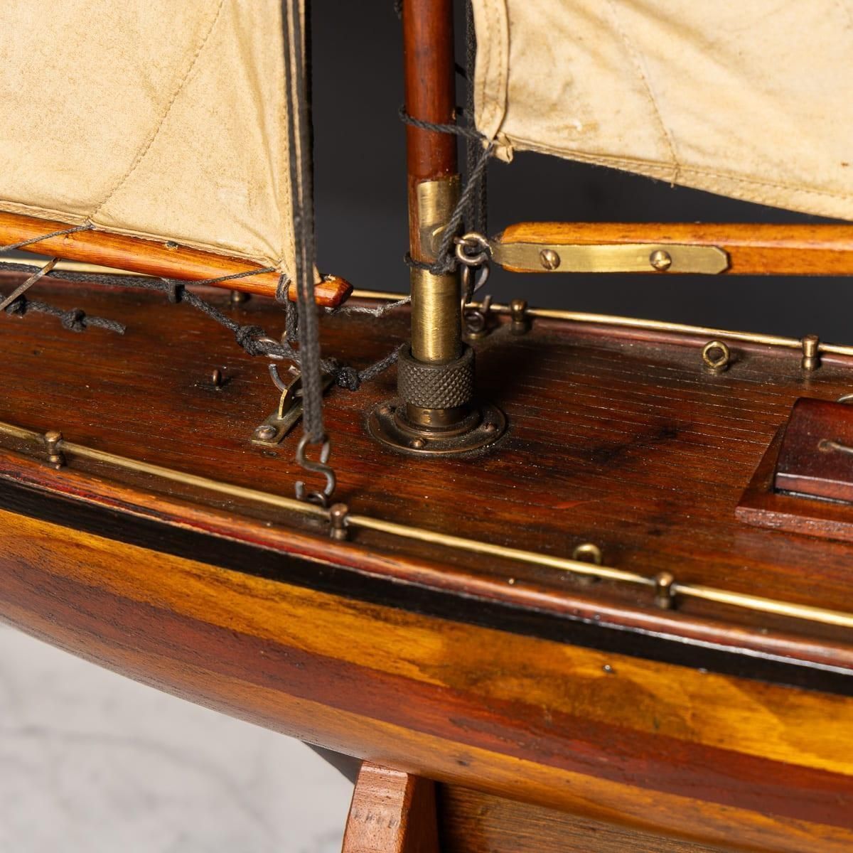 photo vinterior English Gaff Rigged Pond Yacht, Mahogany & Oak, Brass Fittings, 1930