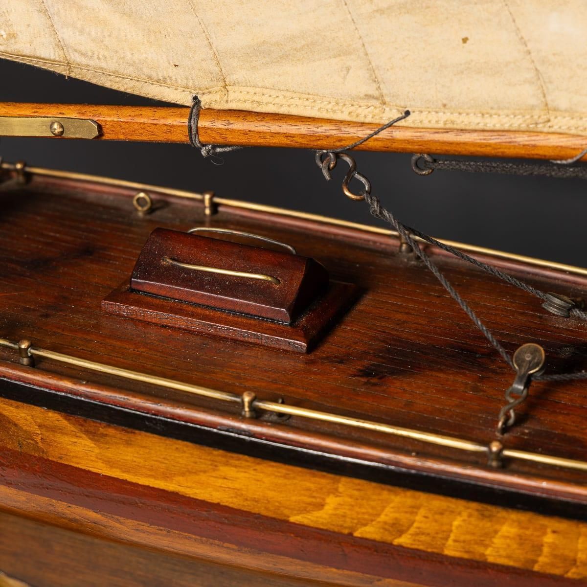 photo vintage English Gaff Rigged Pond Yacht, Mahogany & Oak, Brass Fittings, 1930