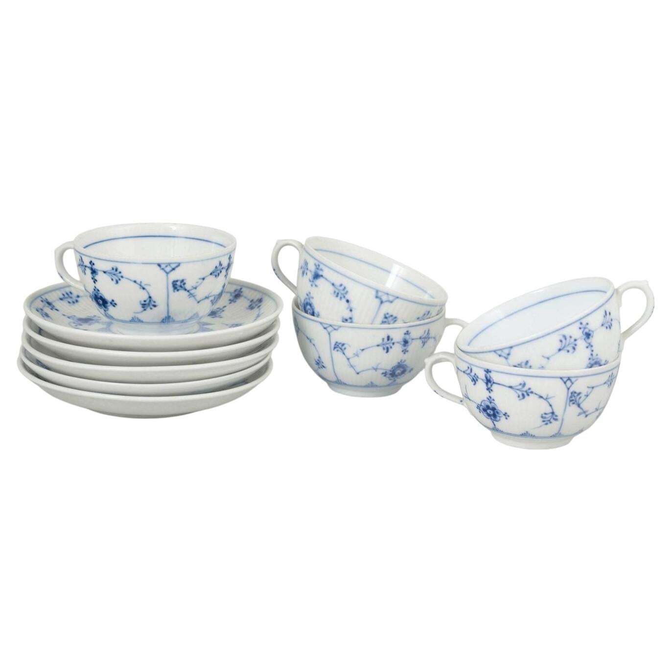 Royal Copenhagen Blue Fluted Plain. Service de cinq tasses à café et soucoupes en porcelaine