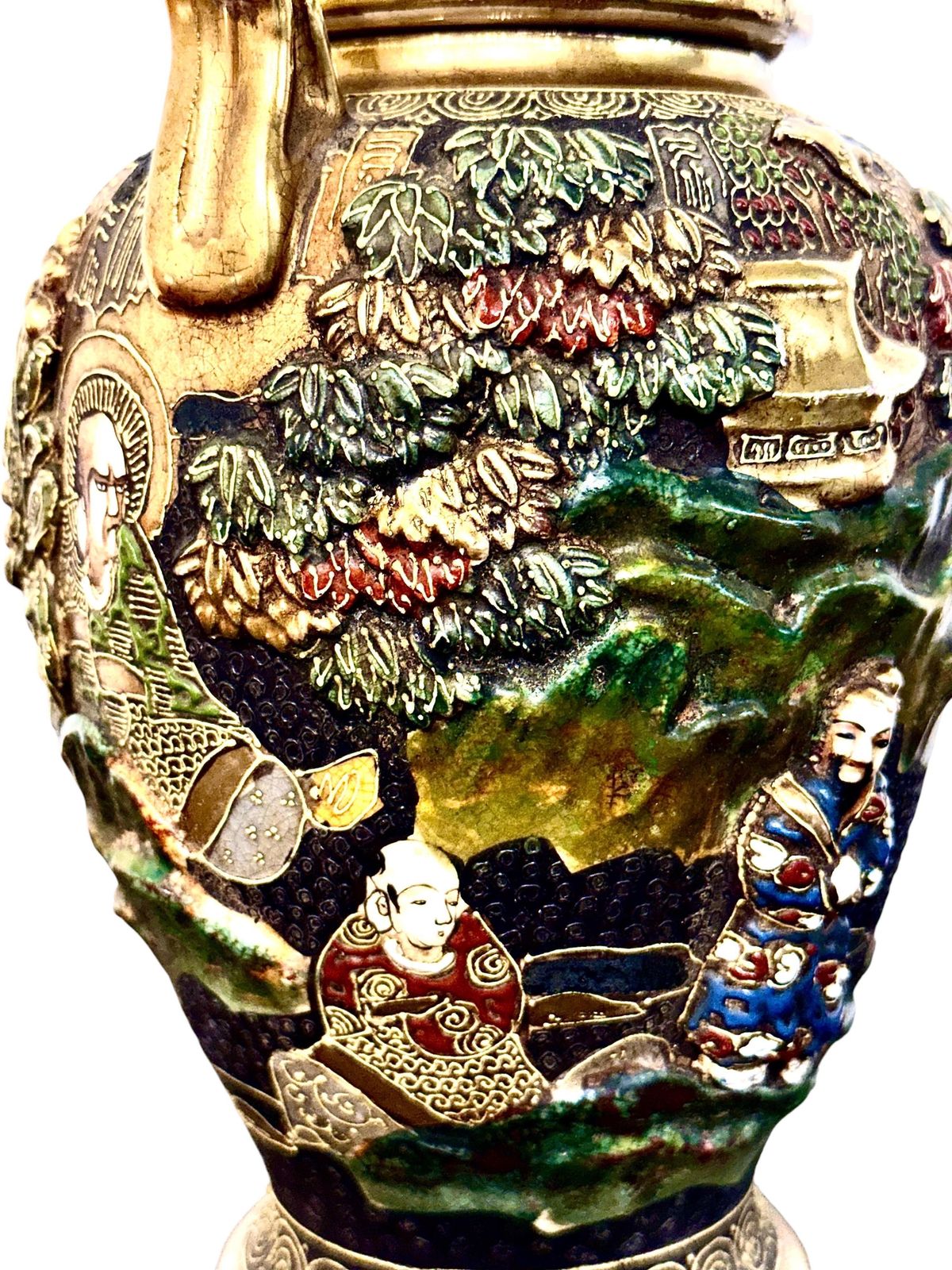 photo vinterior Japanese Satsuma Moriage Covered Vase With Figural Decoration