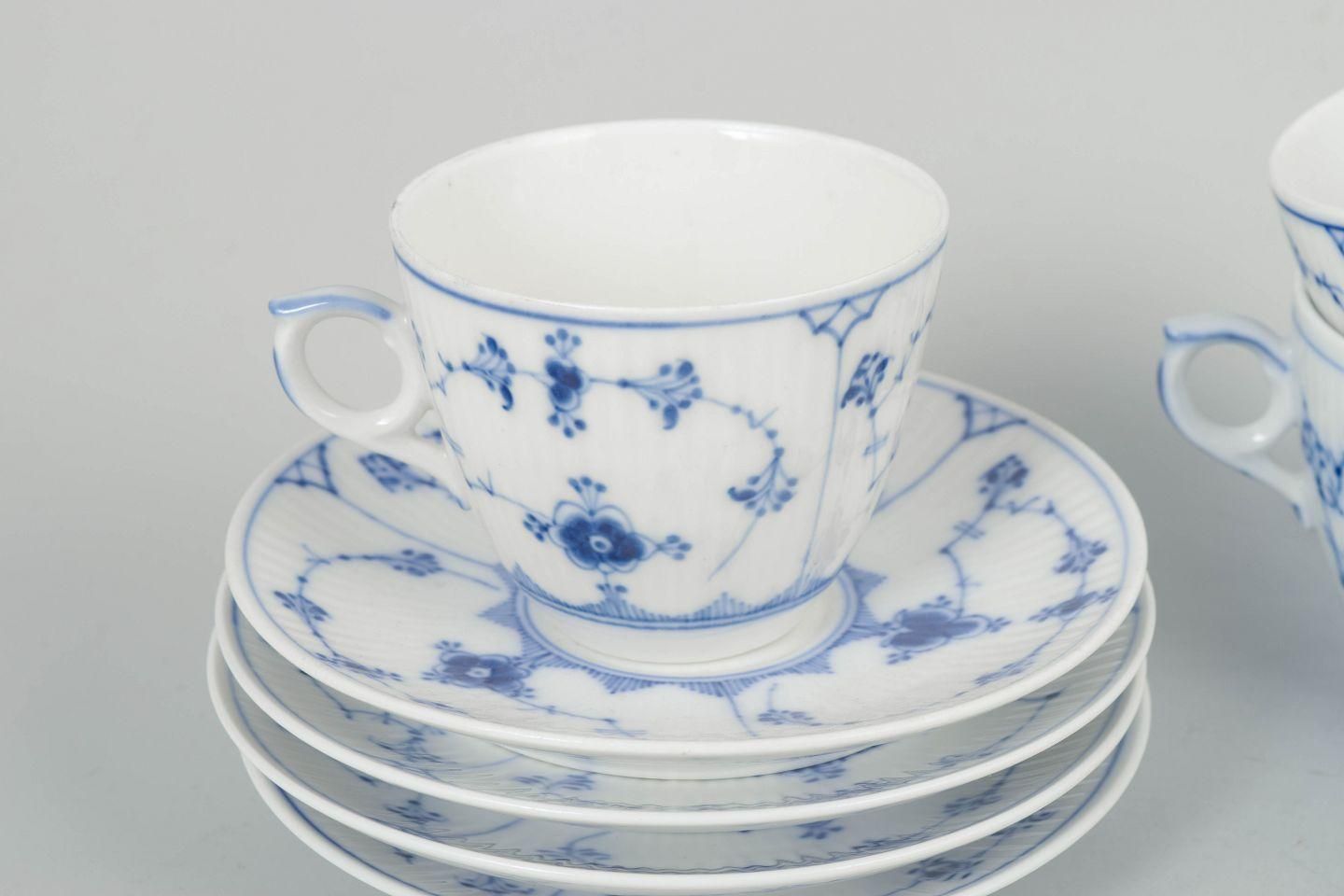 Royal Copenhagen Blue Fluted Plain. Service de quatre tasses à café et soucoupes en porcelaine. photo for sale