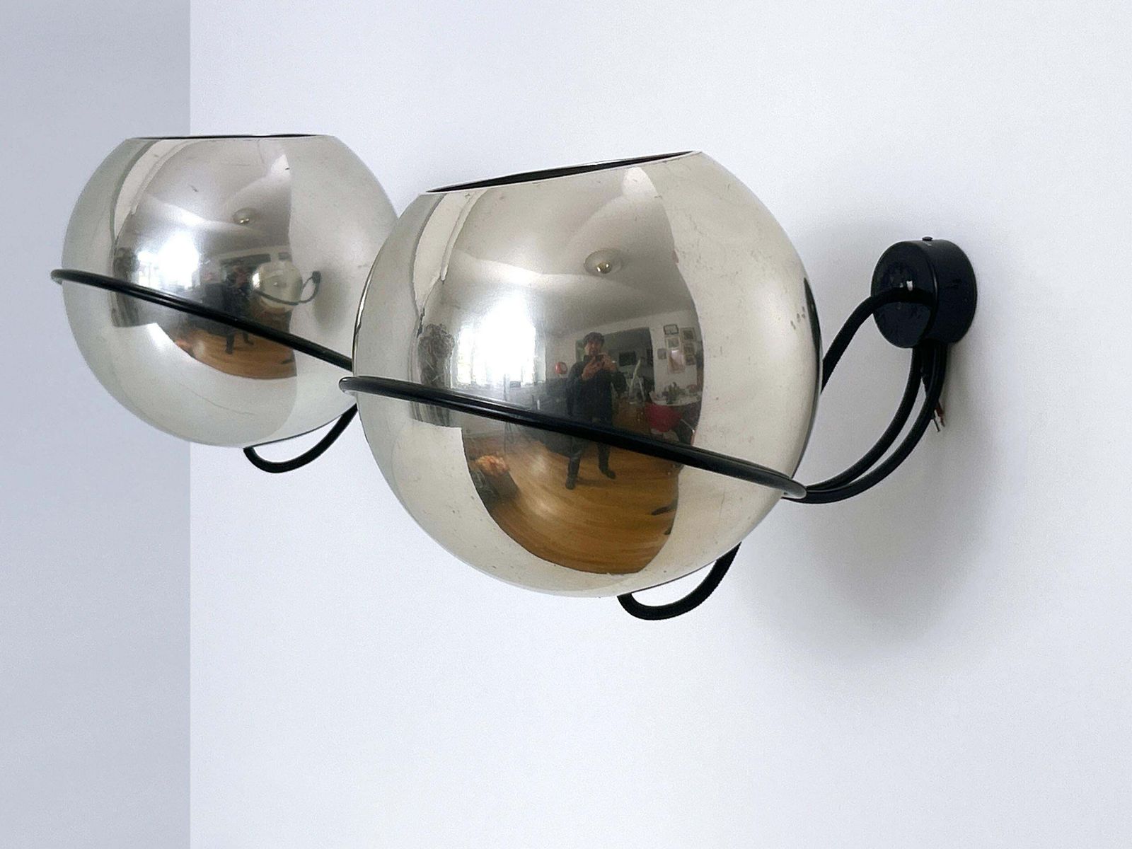 photo vintage Set Of Two Spherical Sconces Model 232/G By Gino Sarfatti Fo Arteluce Italy 1961