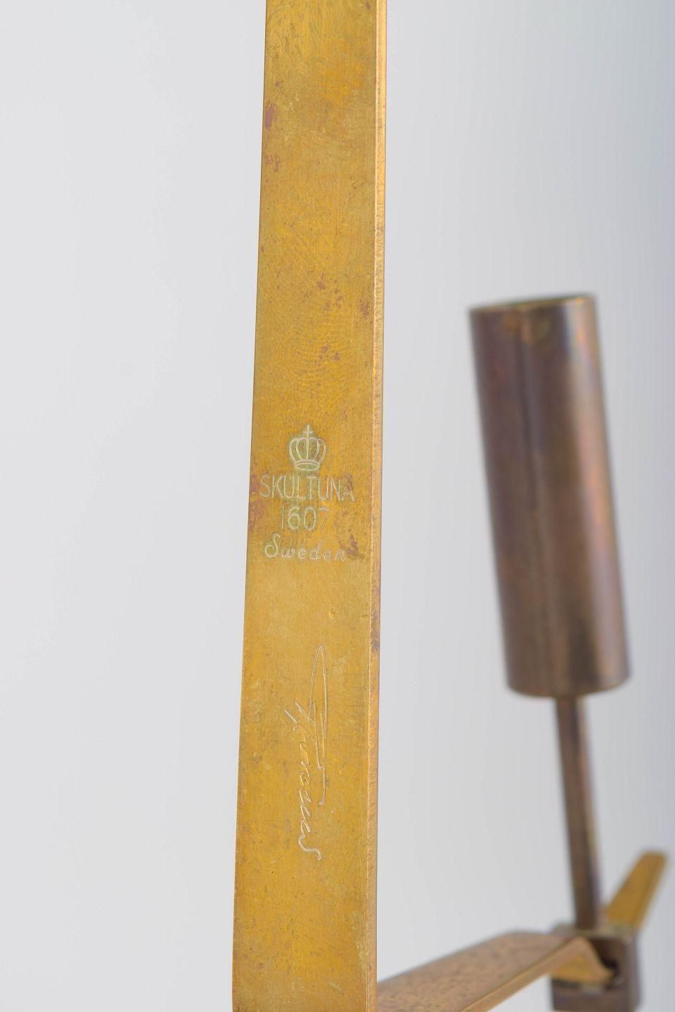 Pierre Forsell, Skultuna. Wandkandelaar in messing met slinger photo for sale