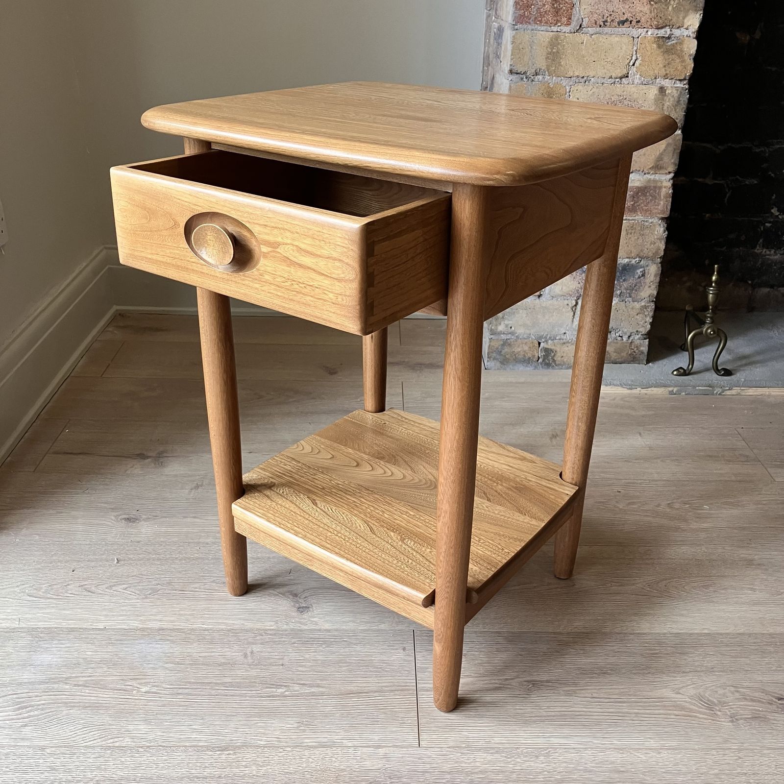 Ercol Windsor Lamp Table Model 3866 photo 975.0
