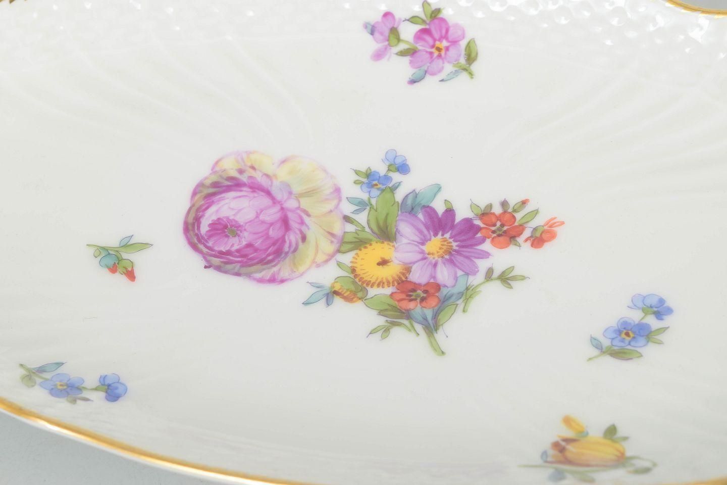 Royal Copenhagen Saxon Flower. Ovale Porseleinen Schaal Met Bloemenmotieven. Jaren 1950 photo for sale