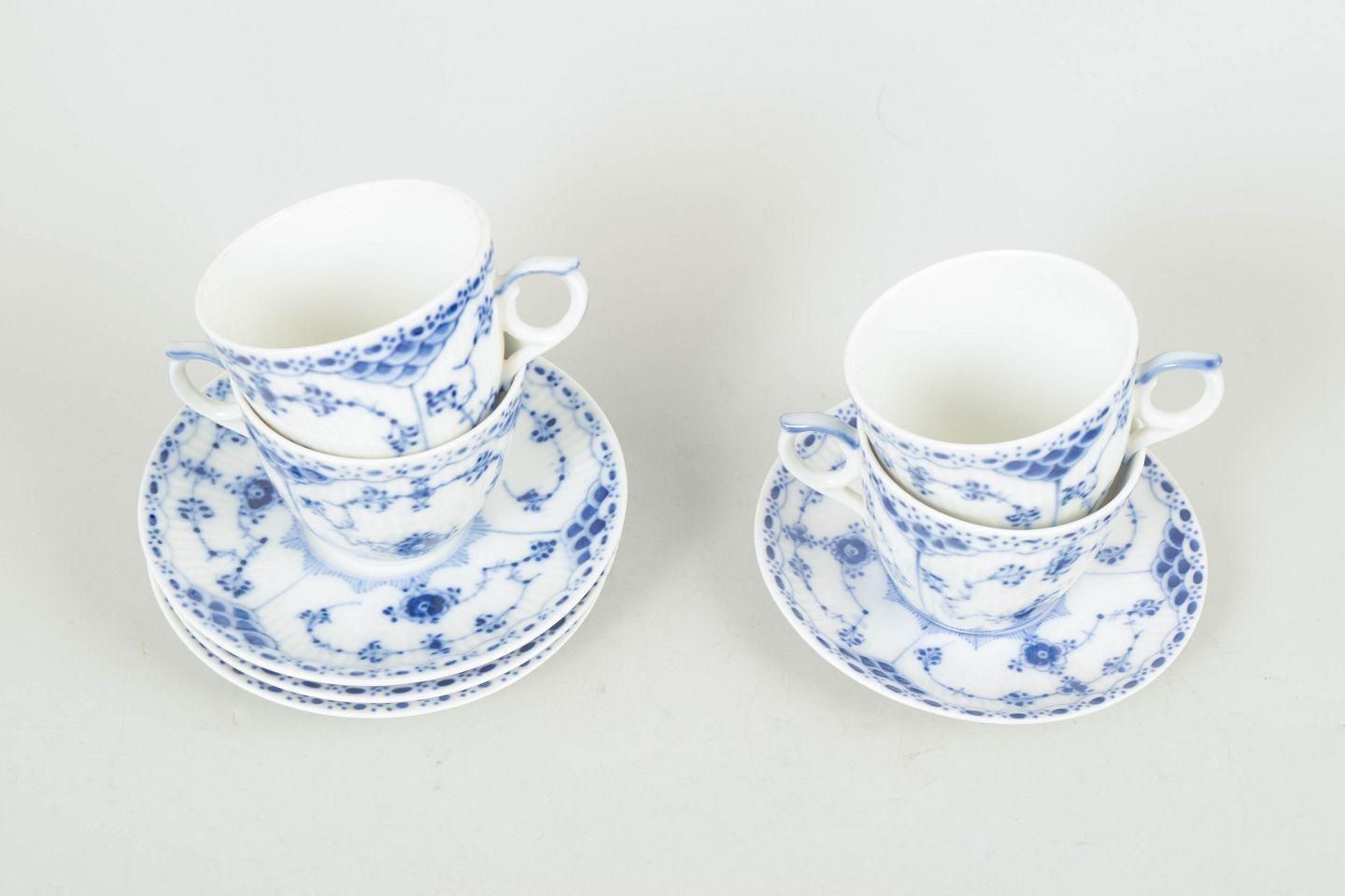Royal Copenhagen Blue Fluted Half Lace. Set van vier koffiekopjes met schoteltjes. photo furniture