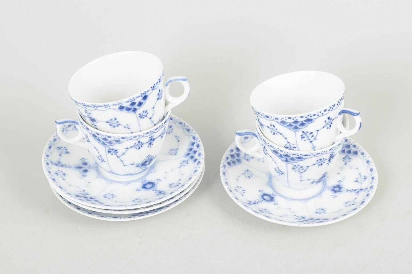 Royal Copenhagen Blue Fluted Half Lace. Service de quatre tasses à café avec soucoupes. photo furniture