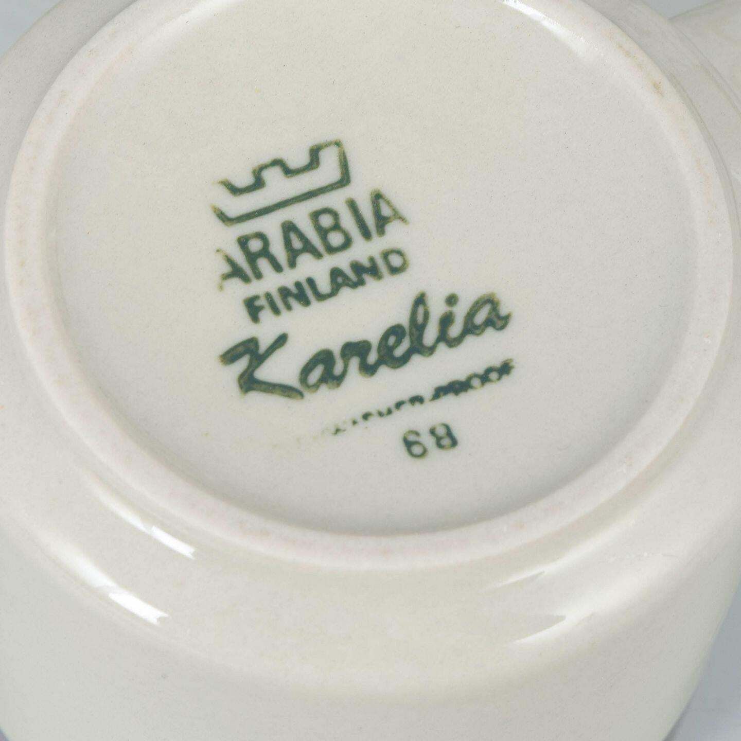 Arabia, Karelia-serie. Zes theekopjes met schoteltjes en zes gebaksbordjes. Ca. jaren 1970 photo Woonaccessoires