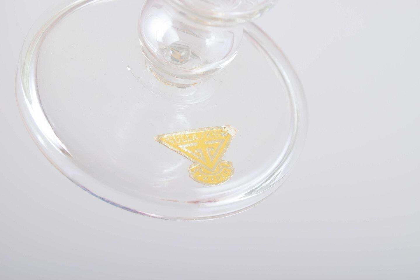 Service de quatre verres à vin rouge en cristal de Bohême, motif fleurs et grappes de raisin. photo Décoration