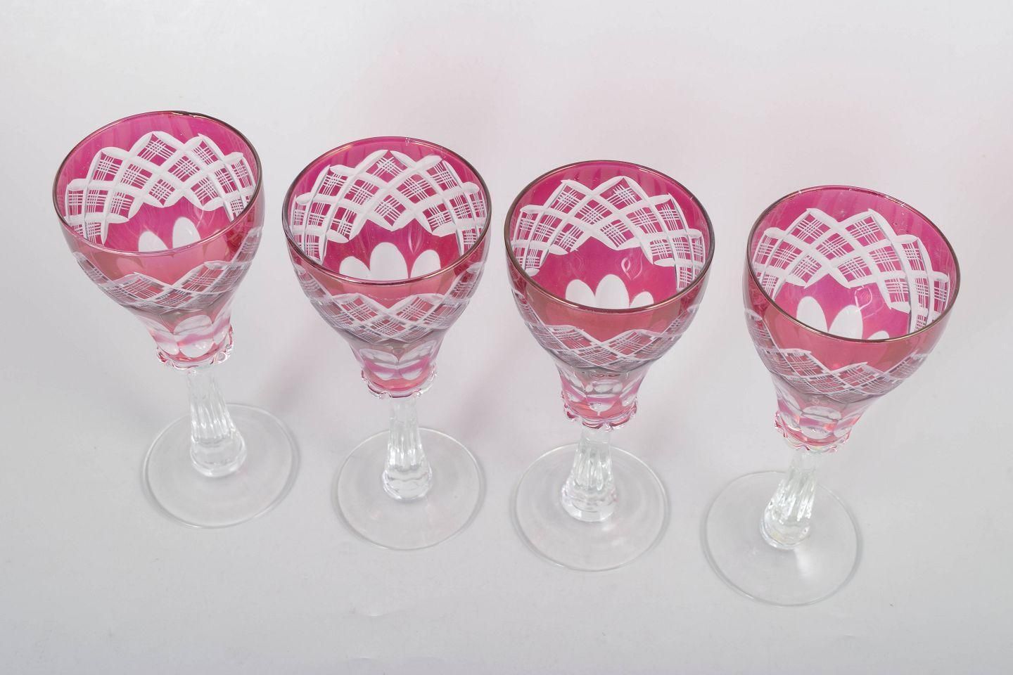 Service de quatre verres à vin bohémiens en cristal rose à décor taillé, années 1940 photo furniture