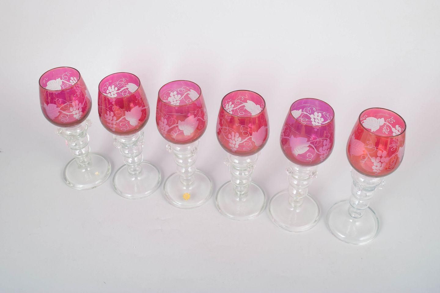 Service de six verres à vin rouge en cristal de Bohême, motif fleurs et grappes de raisin. photo furniture
