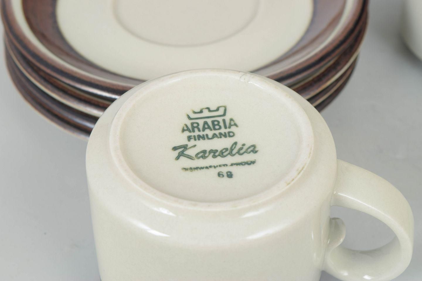 Arabia, Karelia-serie. Vier grote koffiekopjes met schoteltjes in steengoed. Jaren 1970 photo Woonaccessoires