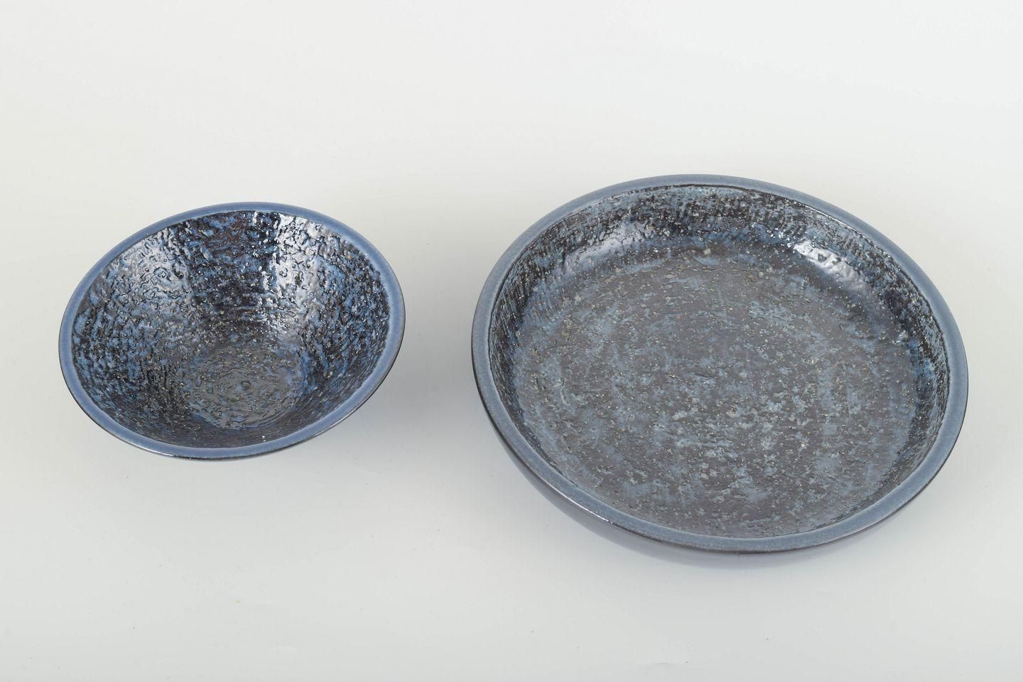 Ingrid Atterberg, Upsala Ekeby. Twee stoneware schalen met donkerblauwe glazuur. Ca. jaren 1960 photo furniture
