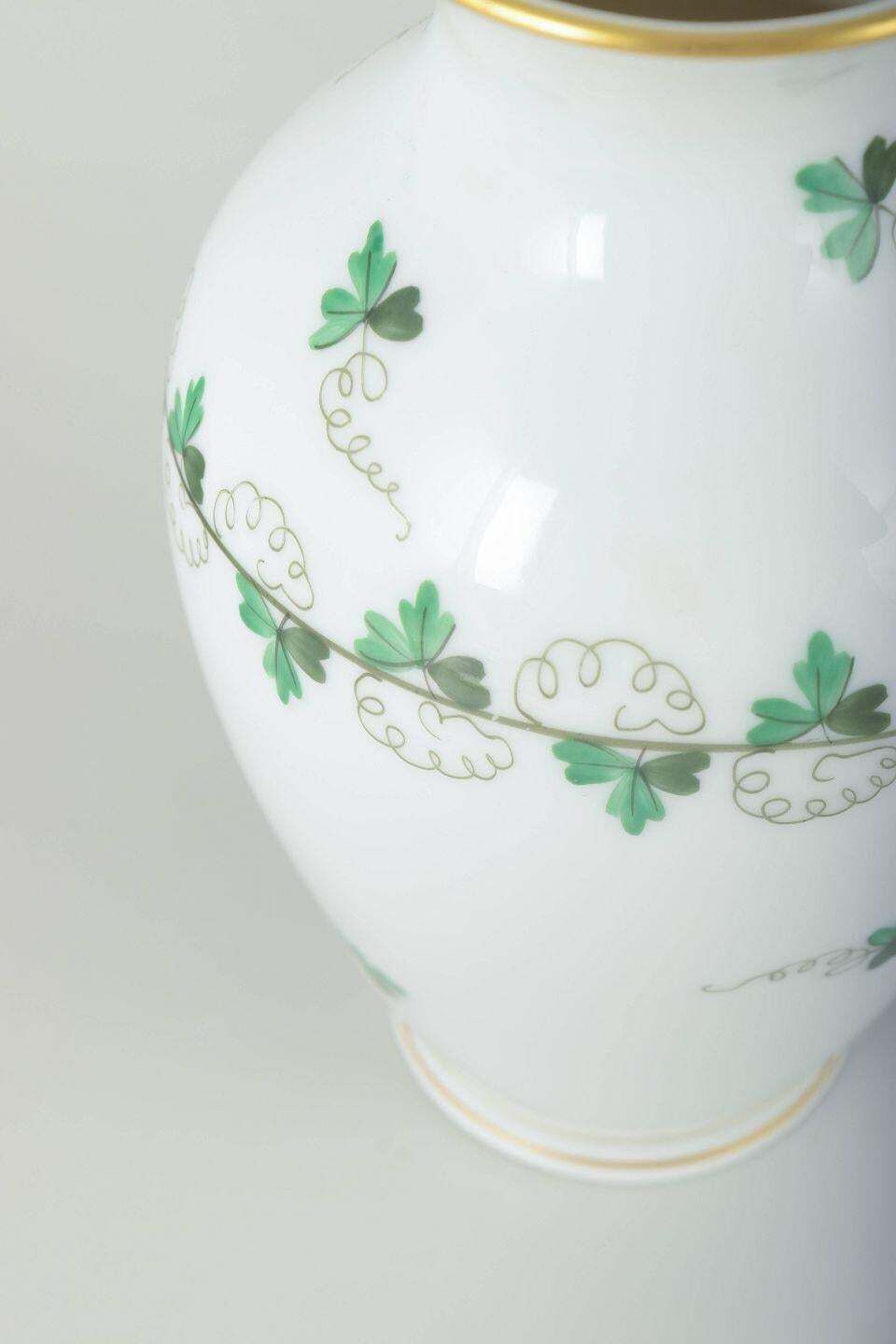 Vase en porcelaine Herend à décor de feuilles vertes, Hongrie, milieu du XXe siècle photo for sale