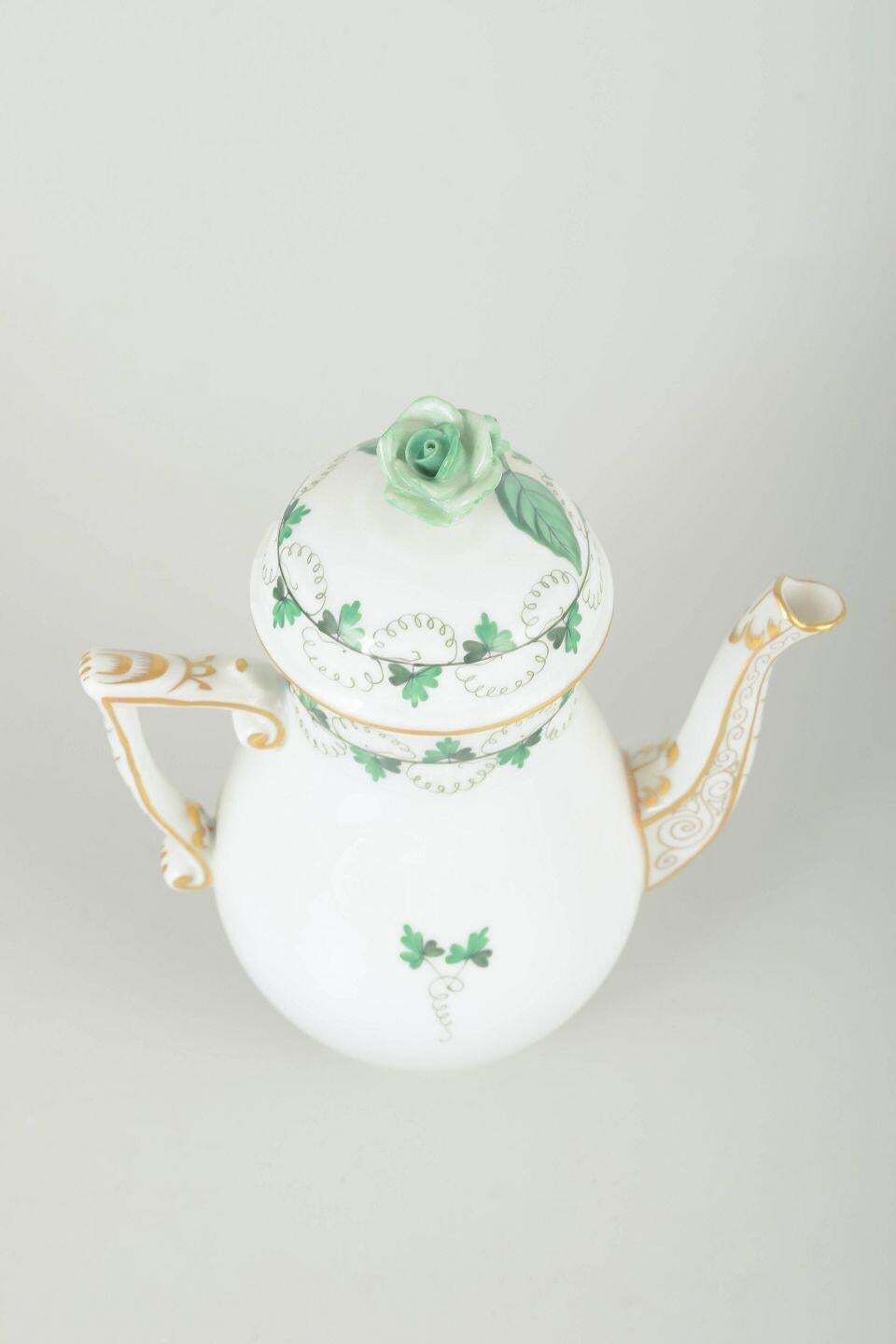 Herend, Hongrie. Cafetière en porcelaine avec couvercle et décor de feuilles vertes. photo furniture
