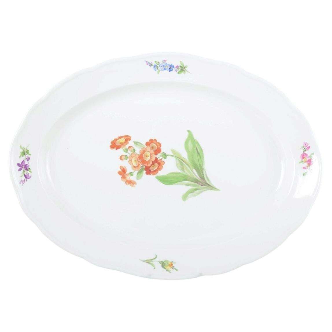 Meissen. Groot ovaal serveerschaal in porselein met bloemenmotief. Ca. jaren 1930