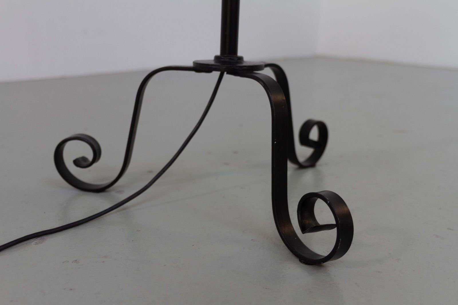 photo vintage Danish Art Deco Tripod Floor Lamp In Wrought Iron, 1940s.