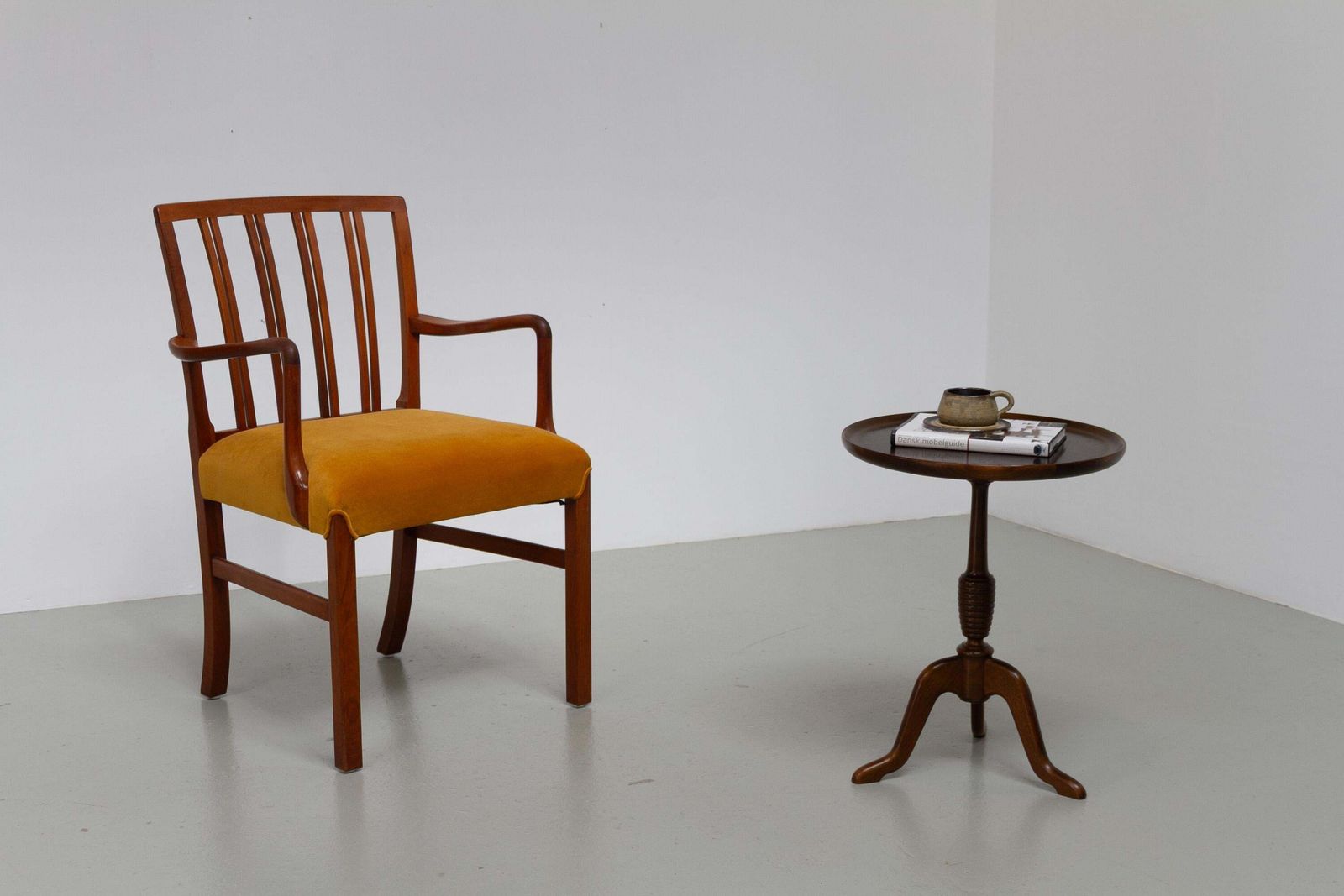 photo vintage Round Danish Side Table In Oak And Walnut By Anton Kildeberg, 1960s.
