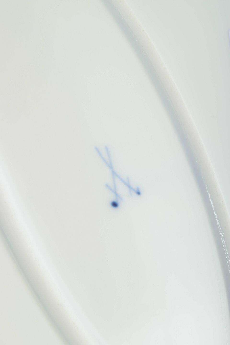 Meissen, Duitsland. Ovale porseleinen serveerschaal in het "Blue Onion"-patroon. Jaren 1930 photo Woonaccessoires