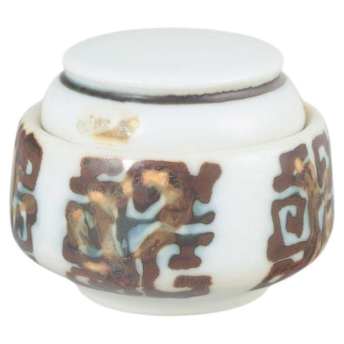 Nils Thorsson, Royal Copenhagen. Petit pot en porcelaine à couvercle avec motifs abstraits