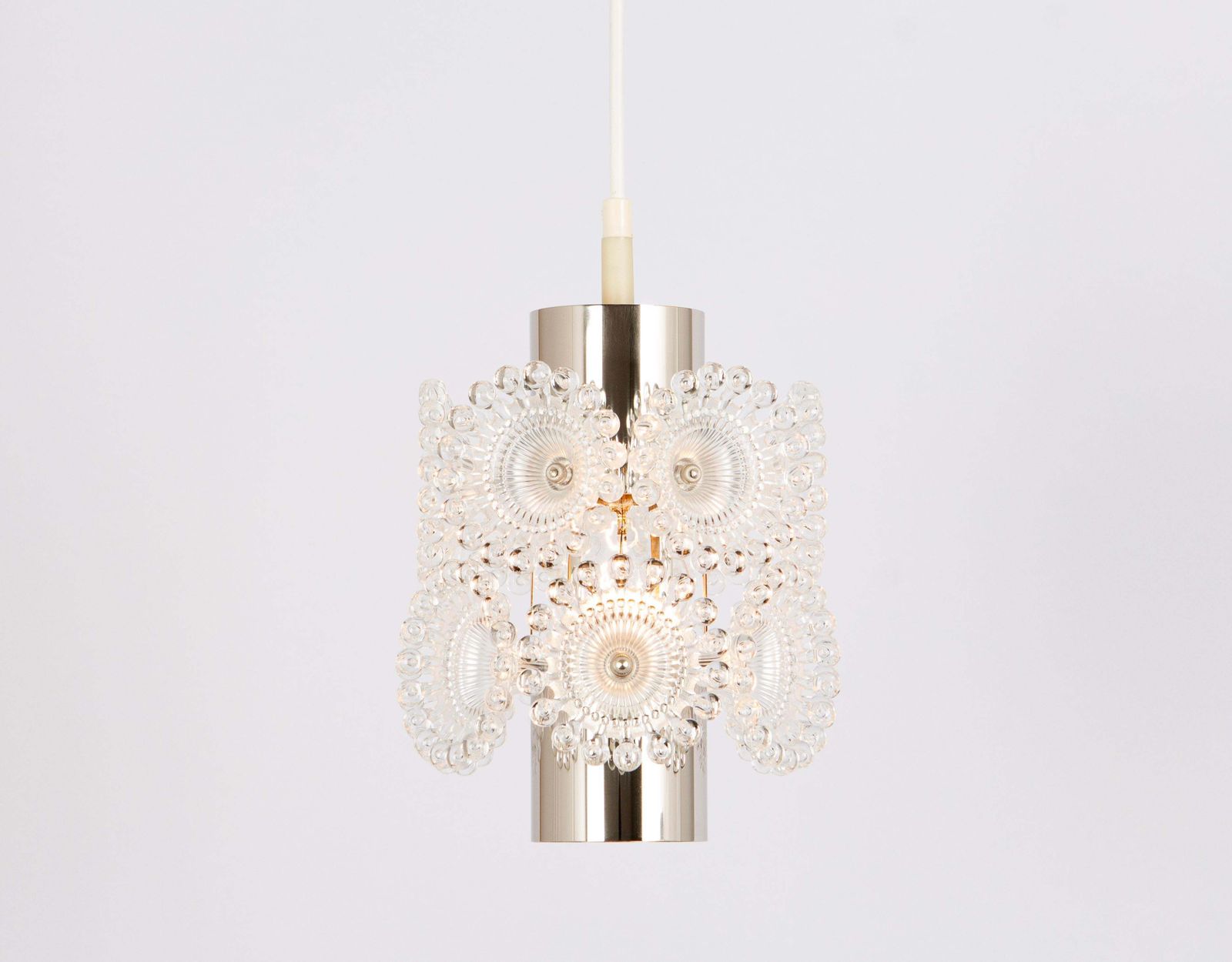 1 van 3 kleine floraal vormgegeven Sputnik-hanglampen van chroom en plexiglas, Duitsland, jaren 1960 photo vinterior
