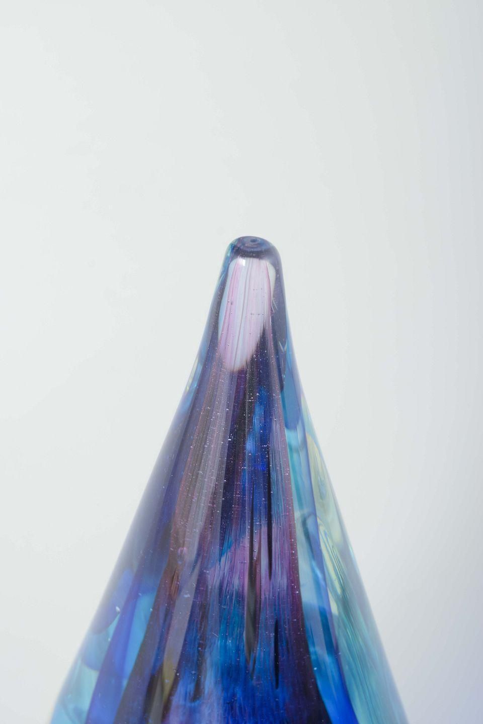 Sculpture en verre d'art Murano en forme de goutte, verre transparent et bleu-violet, années 1970. photo for sale