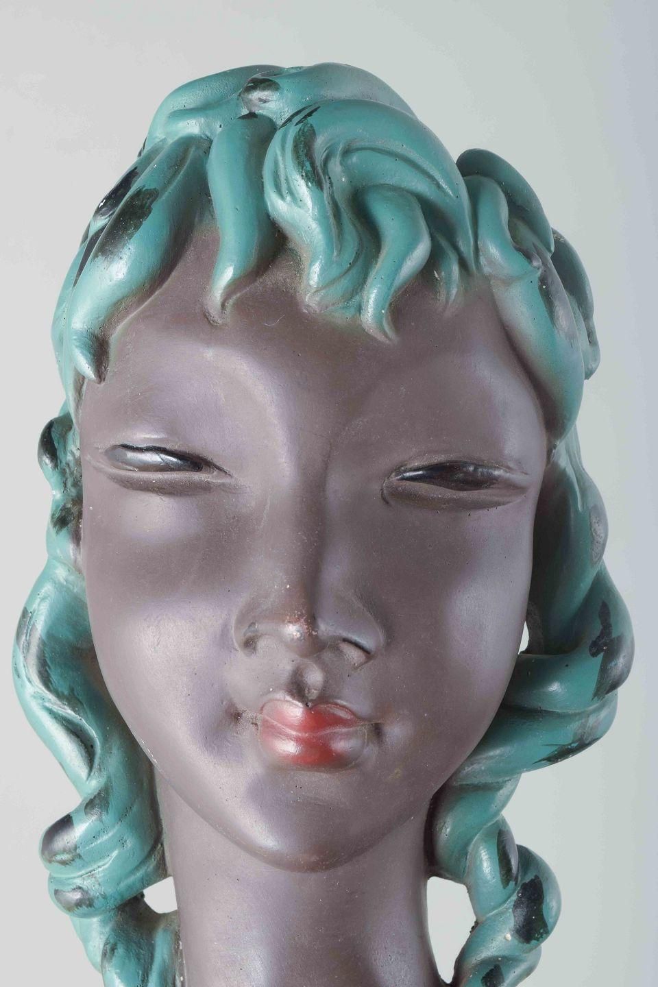 Buste en céramique Gino Manca, femme aux cheveux turquoise, milieu du XXe siècle. photo furniture