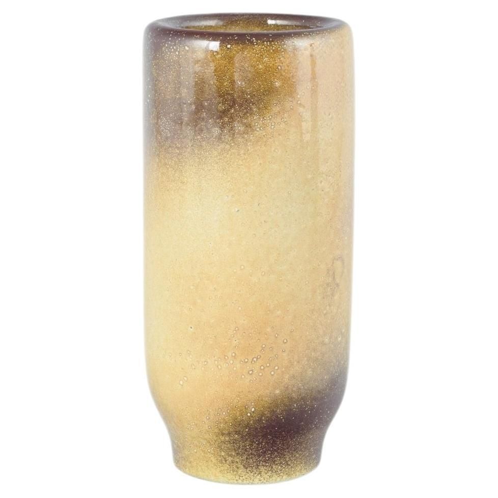 Mari Simmulson, Upsala Ekeby. Stoneware vaas met vloeiende geel-bruine glazuur