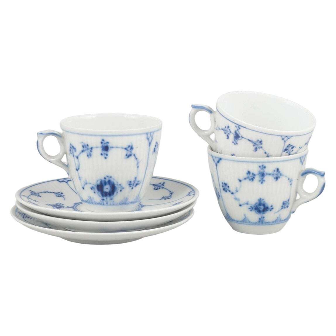 Royal Copenhagen Blue Fluted Plain. Drie koffiekopjes met schoteltjes. Begin 20e eeuw