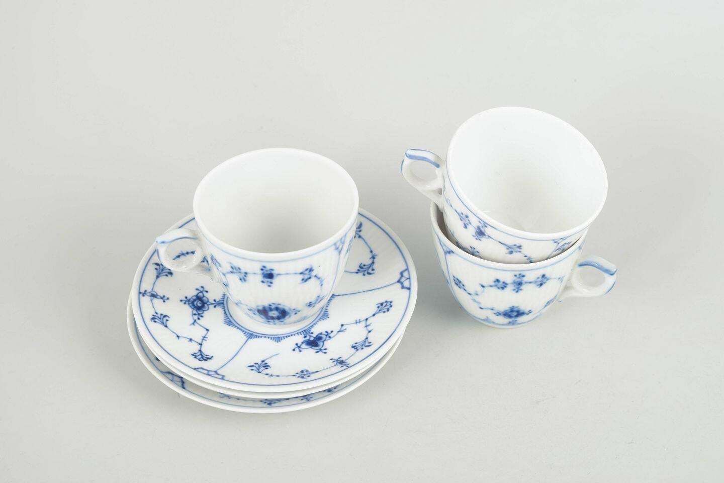Royal Copenhagen Blue Fluted Plain. Drie koffiekopjes met schoteltjes. Begin 20e eeuw photo furniture