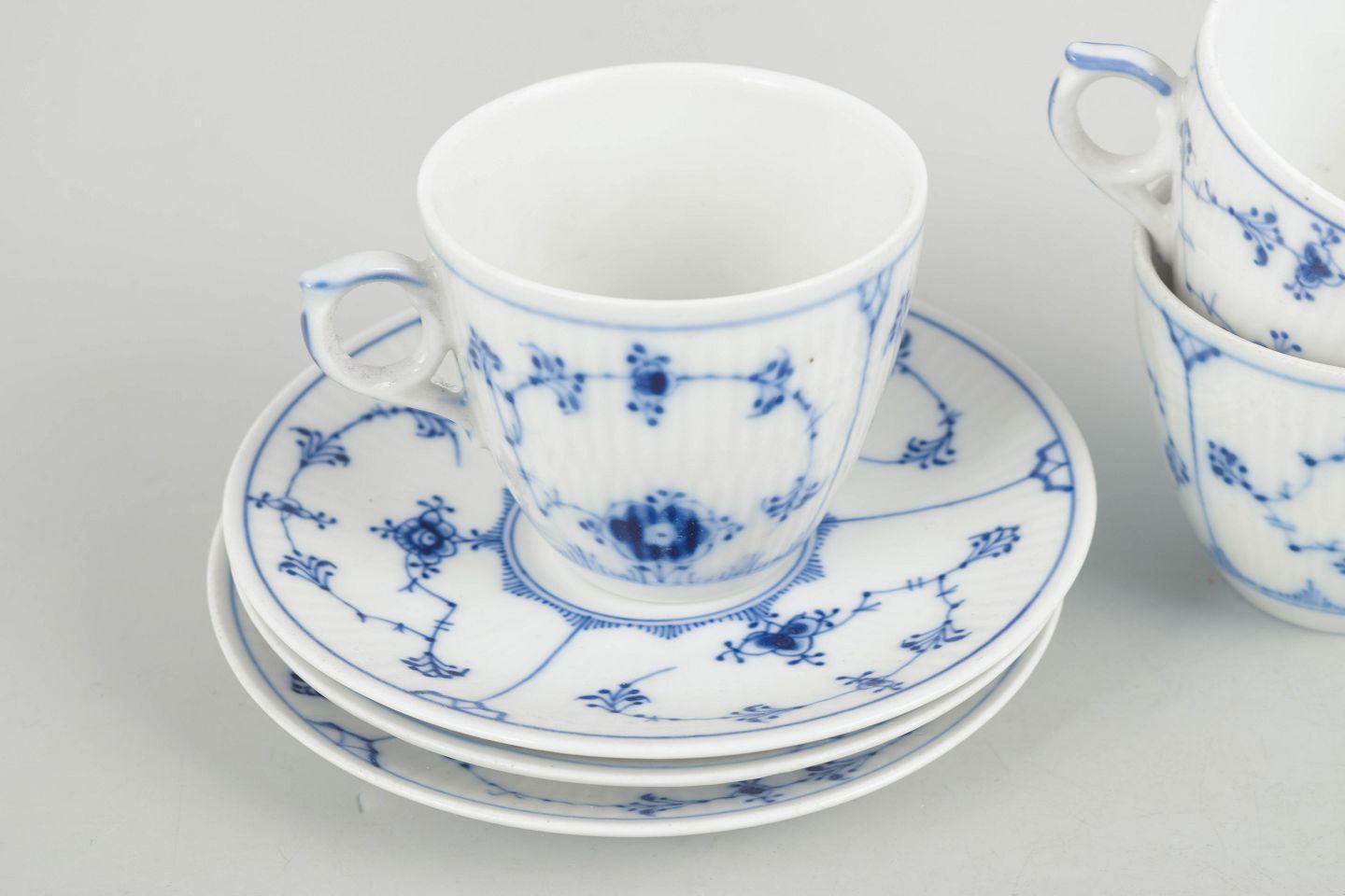 Royal Copenhagen Blue Fluted Plain. Drie koffiekopjes met schoteltjes. Begin 20e eeuw photo for sale