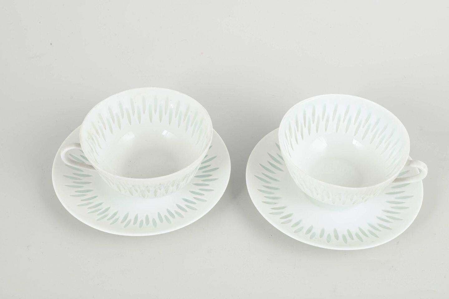 Friedl Holzer Kjellberg, Arabia. 2 tasses à thé et soucoupes en porcelaine. Motif riz photo furniture