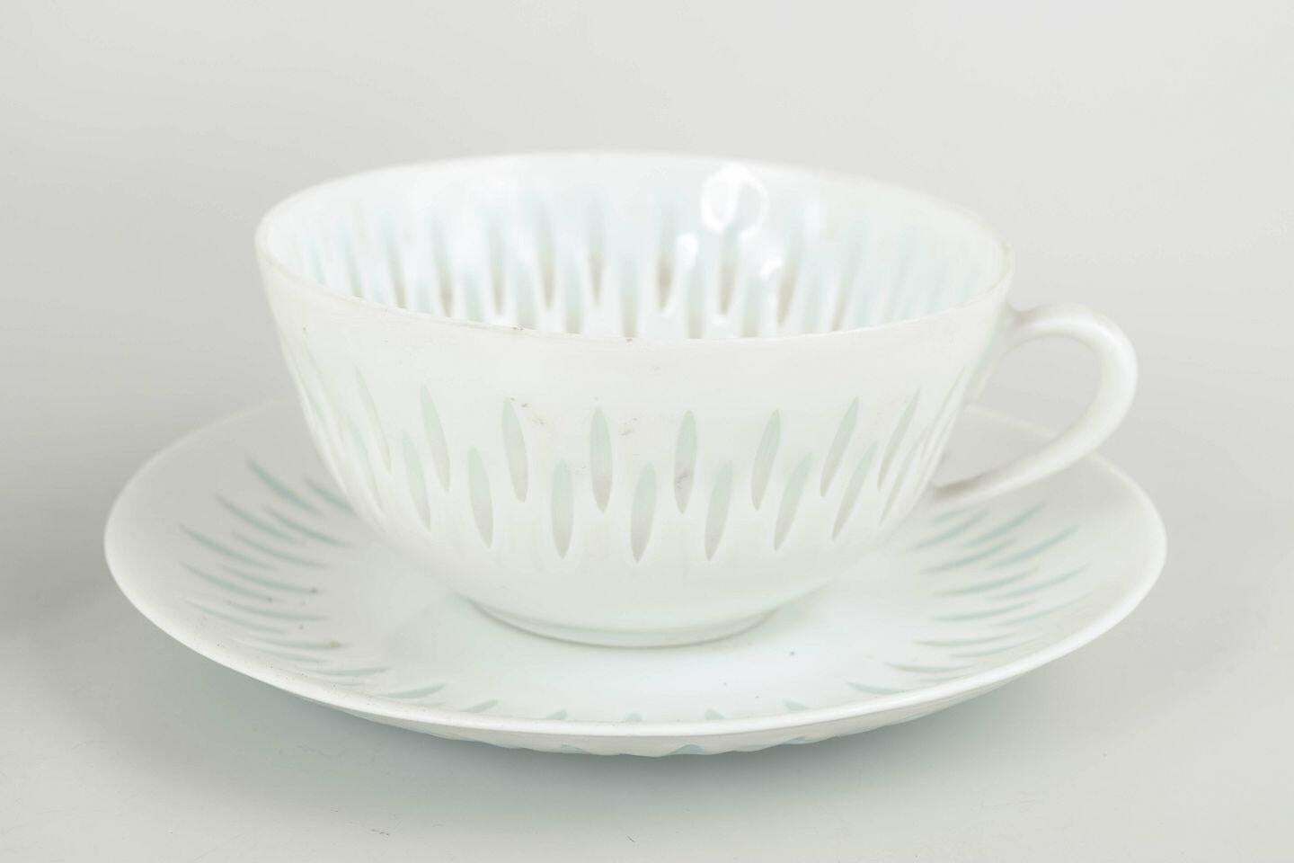 Friedl Holzer Kjellberg, Arabia. 4 tasses à thé et soucoupes en porcelaine. Motif riz photo for sale