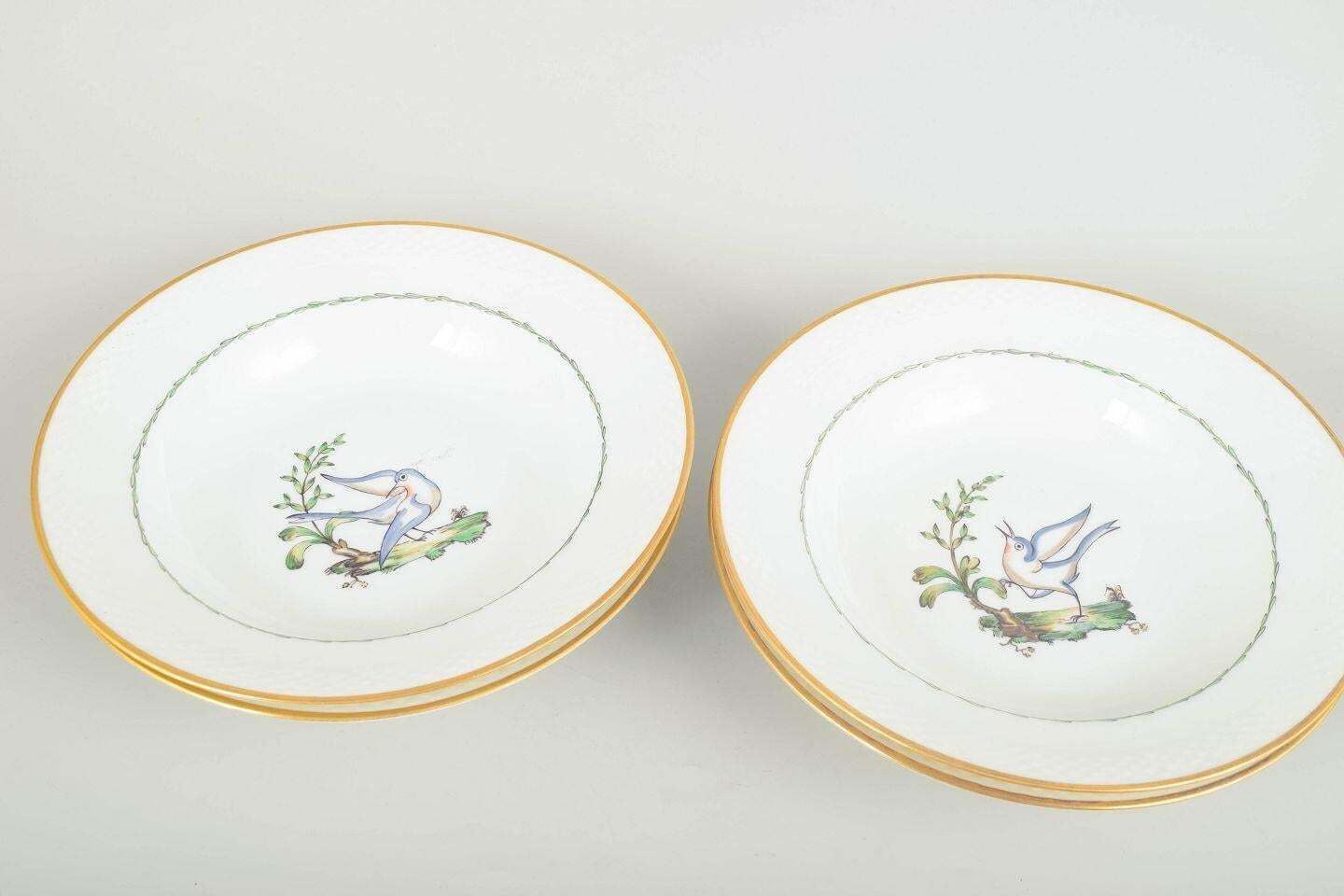 Royal Copenhagen. Vier grote diepe porseleinen borden met vogelmotief. Begin 20e eeuw photo furniture