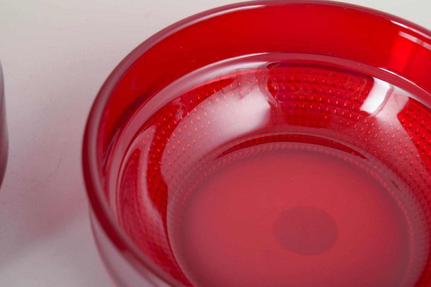 Quatre coupes « Vineta » en verre d'art rouge rubis Gullaskruf, par Kjell Blomberg, années 1960 photo for sale