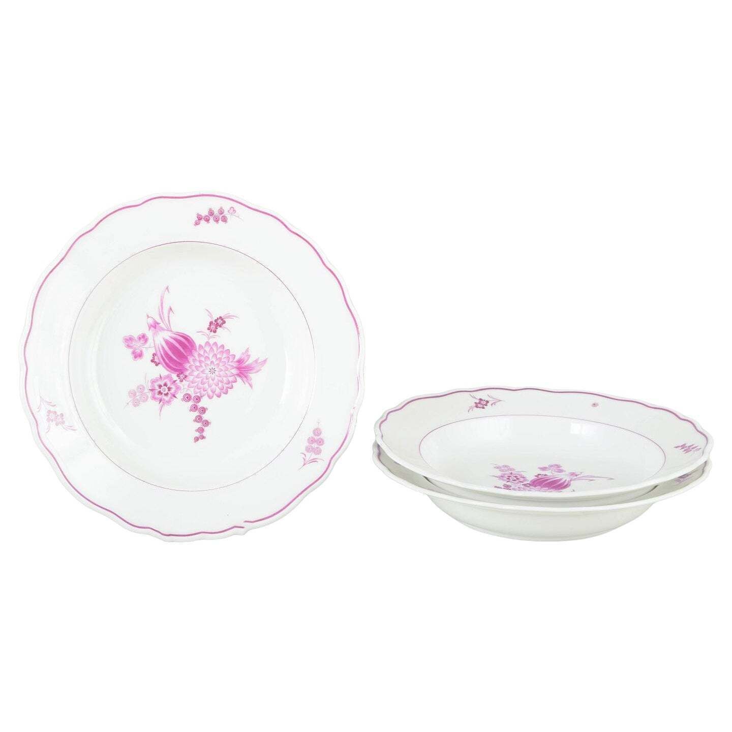 Meissen, Allemagne. Trois assiettes creuses en porcelaine à motifs floraux violet/rose.