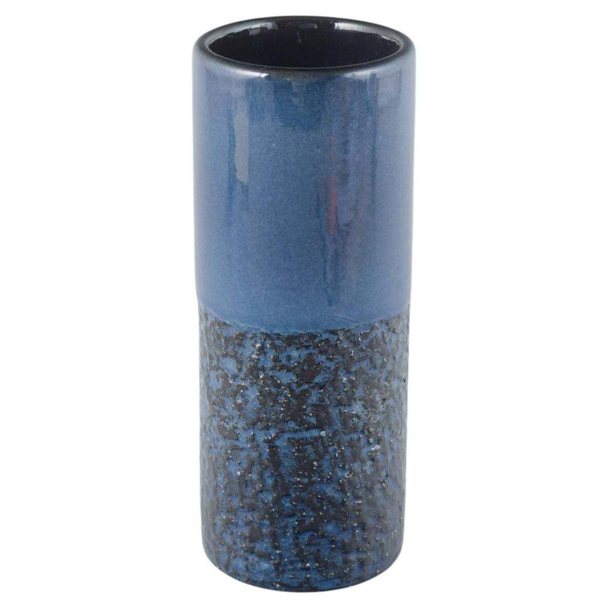 Ingrid Atterberg, Upsala Ekeby. Cilindrische stoneware vaas met donkerblauwe glazuur.
