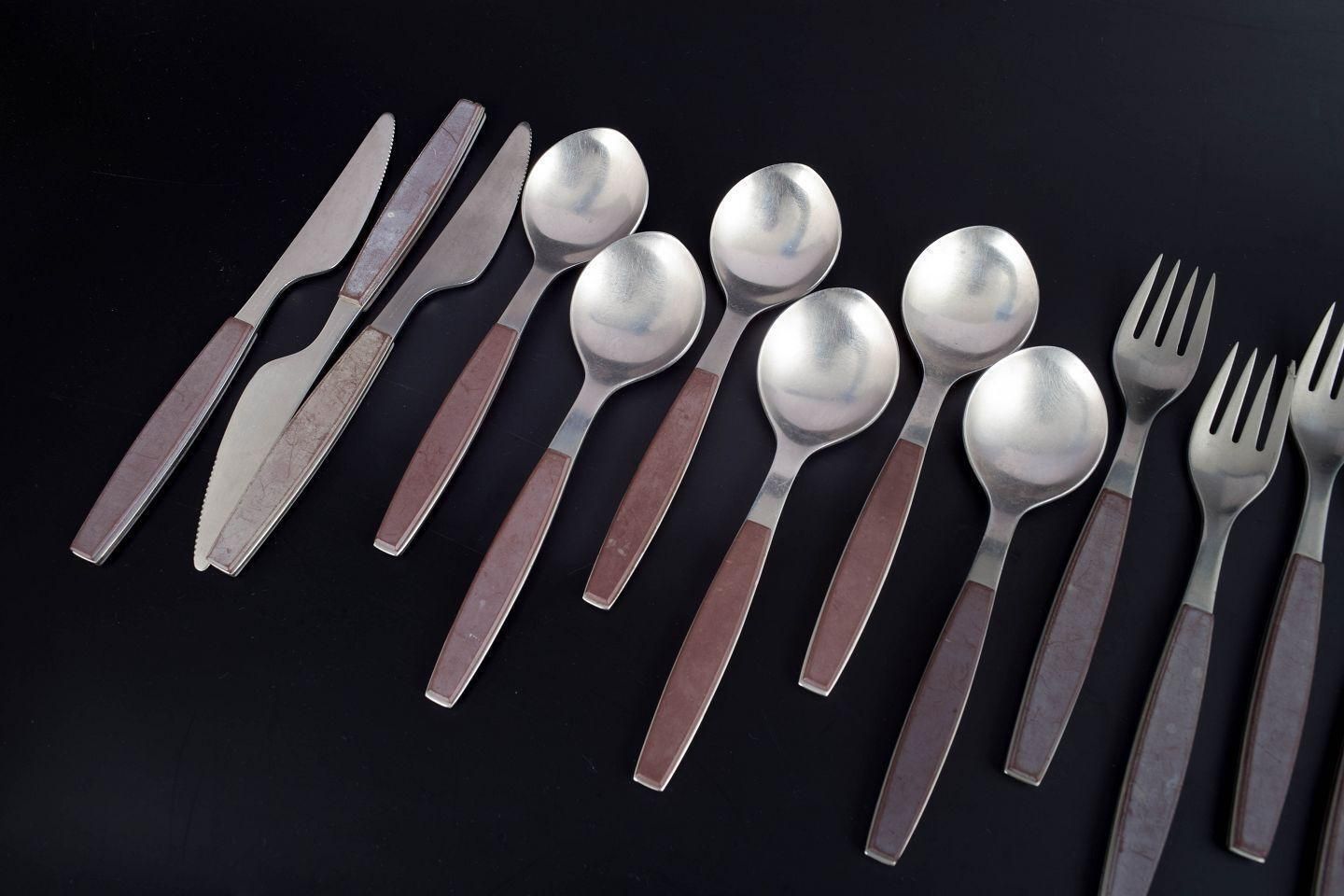 Henning Koppel voor Georg Jensen. Compleet "Strata" bestekset voor zes personen. photo furniture
