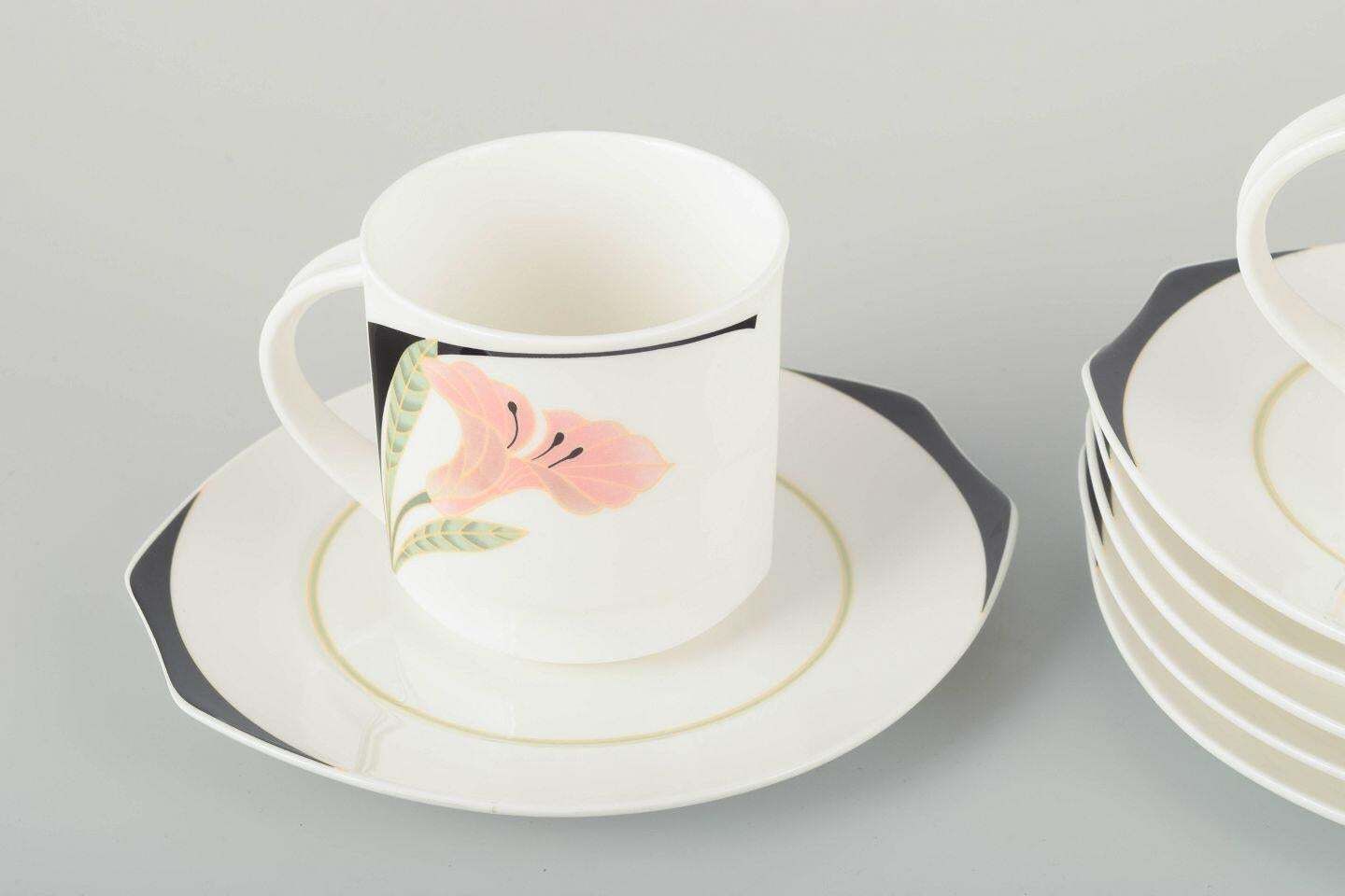 Villeroy & Boch. Six tasses en porcelaine « Iris » avec soucoupes. Années 1980 photo for sale
